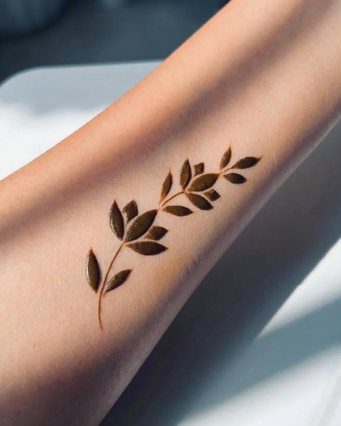 Sleek mehndi design with tiny ornamental touches