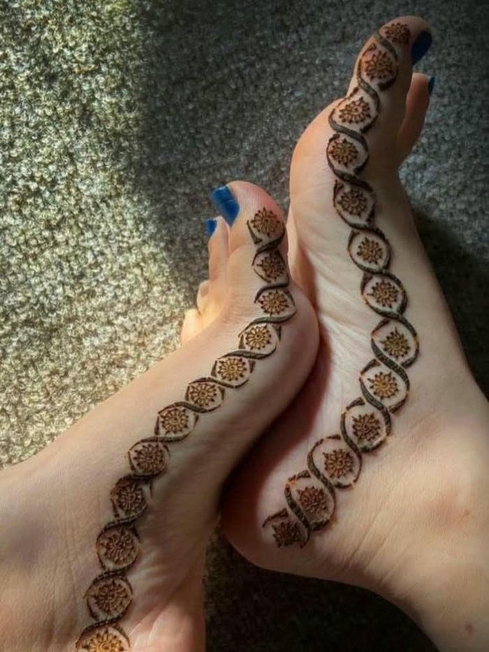 Subtle leg mehndi pattern in simple arrangement